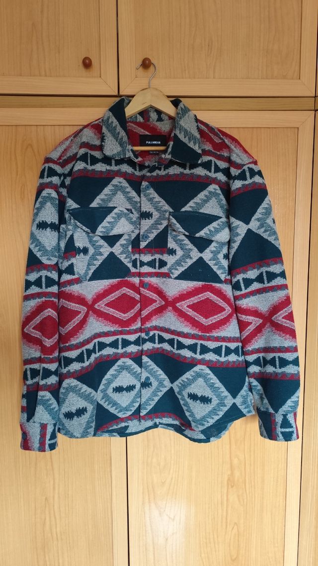 Cazadora Bershka geométrica roja y verde