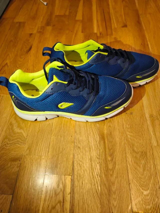 Zapatillas deportivas azules y amarillas