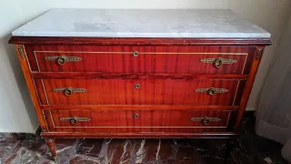 Conjunto de cómoda, espejo y dos mesitas de noche