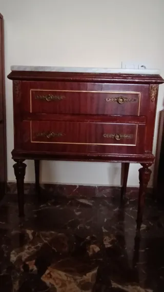 Conjunto de cómoda, espejo y dos mesitas de noche