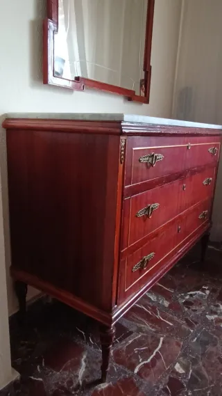 Conjunto de cómoda, espejo y dos mesitas de noche