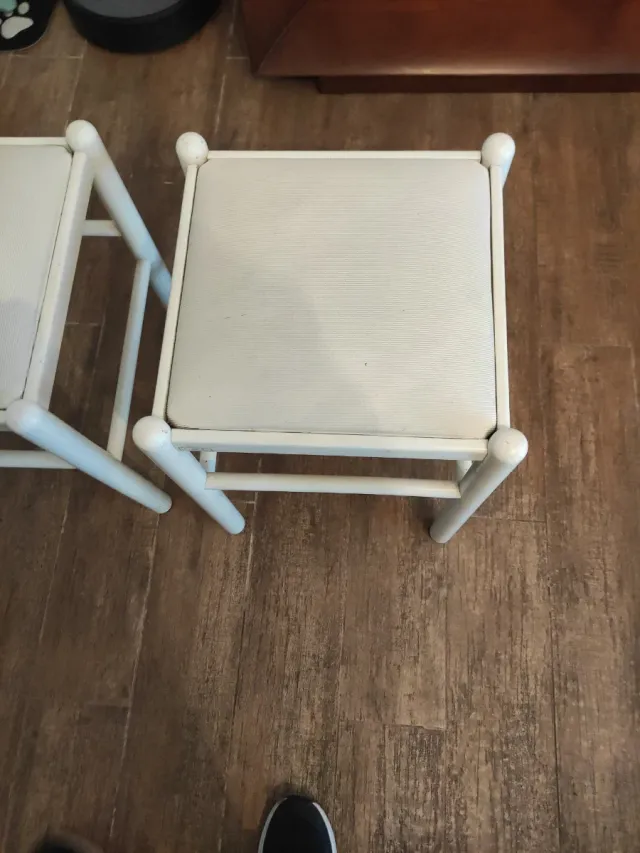 Panca in legno 30eur. Ore 2.
Uno 16 eur