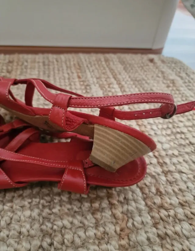 Sandalias de piel rojas