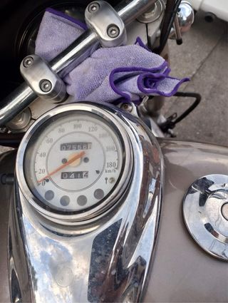 Moto Yamaha Custom Beige y Negra