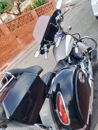 Moto Yamaha Custom Beige y Negra