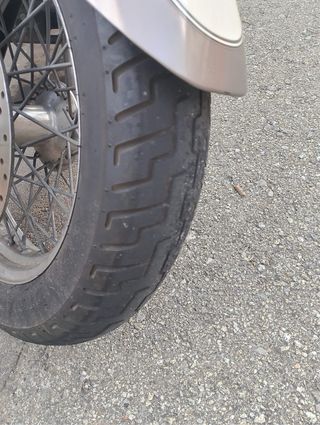 Moto Yamaha Custom Beige y Negra