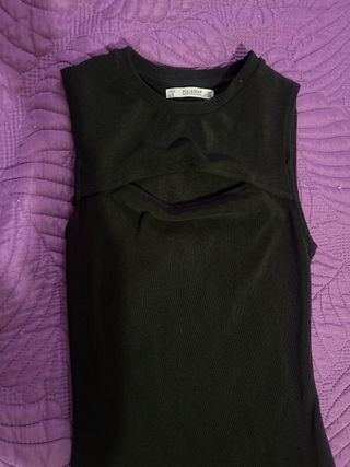 Vestido negro midi con corte en escote