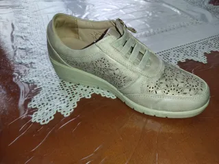 Zapatos dorados calados