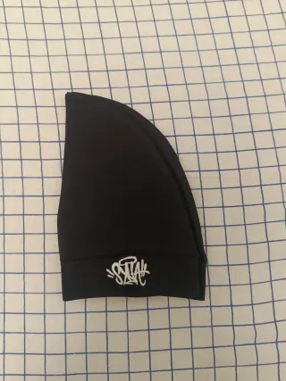 Cuffia nera con logo