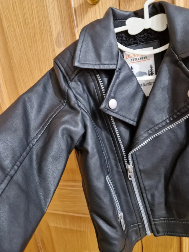 Chaqueta infantil LC Waikiki negra tall 18-24 M