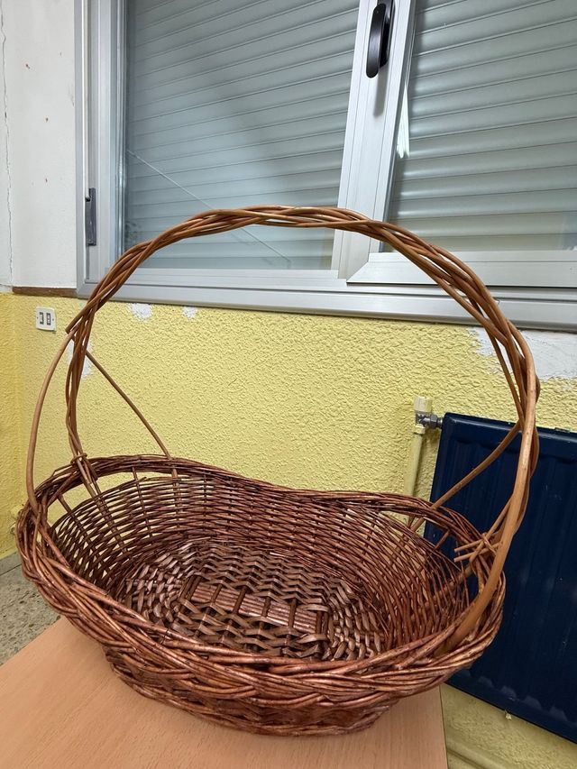 Cesta de mimbre grande con asa