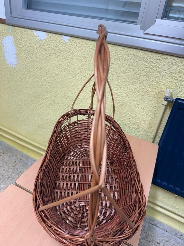 Cesta de mimbre grande con asa