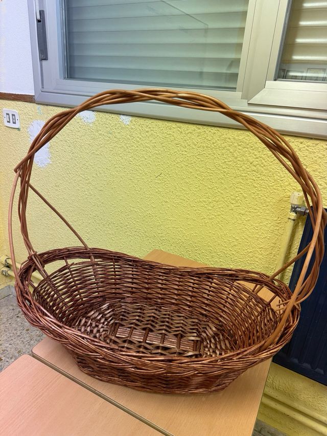 Cesta de mimbre grande con asa