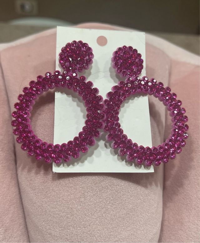 Orecchini pendenti cerchio fucsia con strass