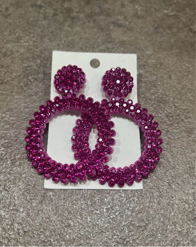 Orecchini pendenti cerchio fucsia con strass