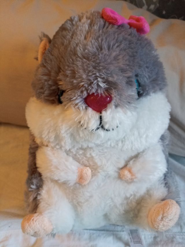 Marmota de peluche gris y blanco