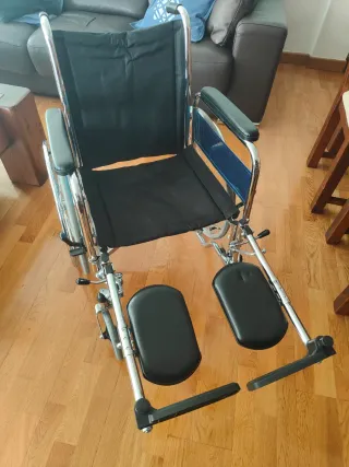 Silla de ruedas con soporte para piernas graduable