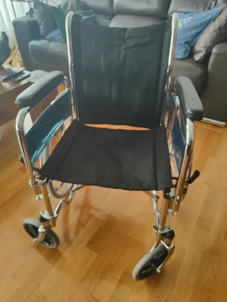 Silla de ruedas con soporte para piernas graduable