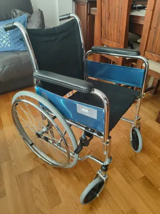 Silla de ruedas con soporte para piernas graduable