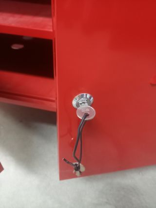 Mueble metálico rojo con puertas