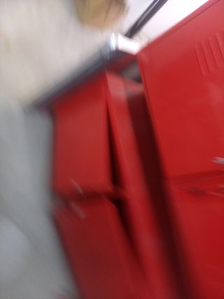 Mueble metálico rojo con puertas