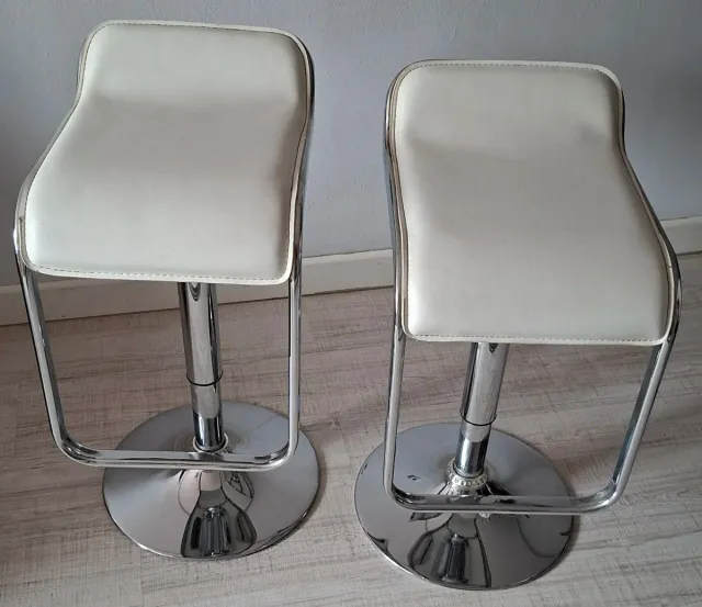 Par de taburetes regulables plateados y blanco