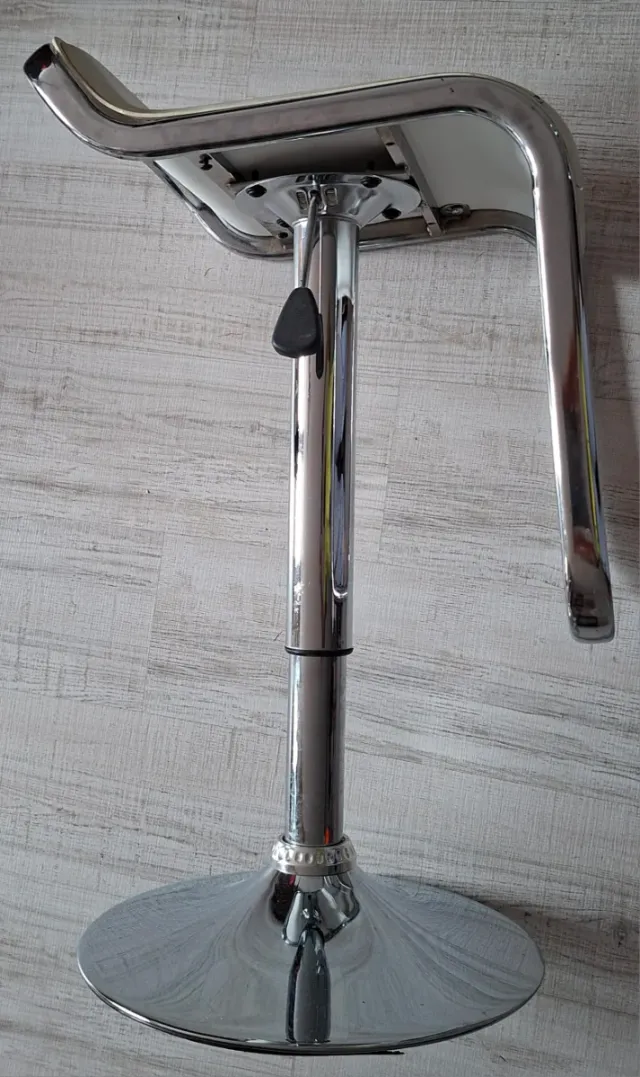 Par de taburetes regulables plateados y blanco