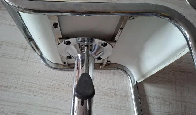 Par de taburetes regulables plateados y blanco