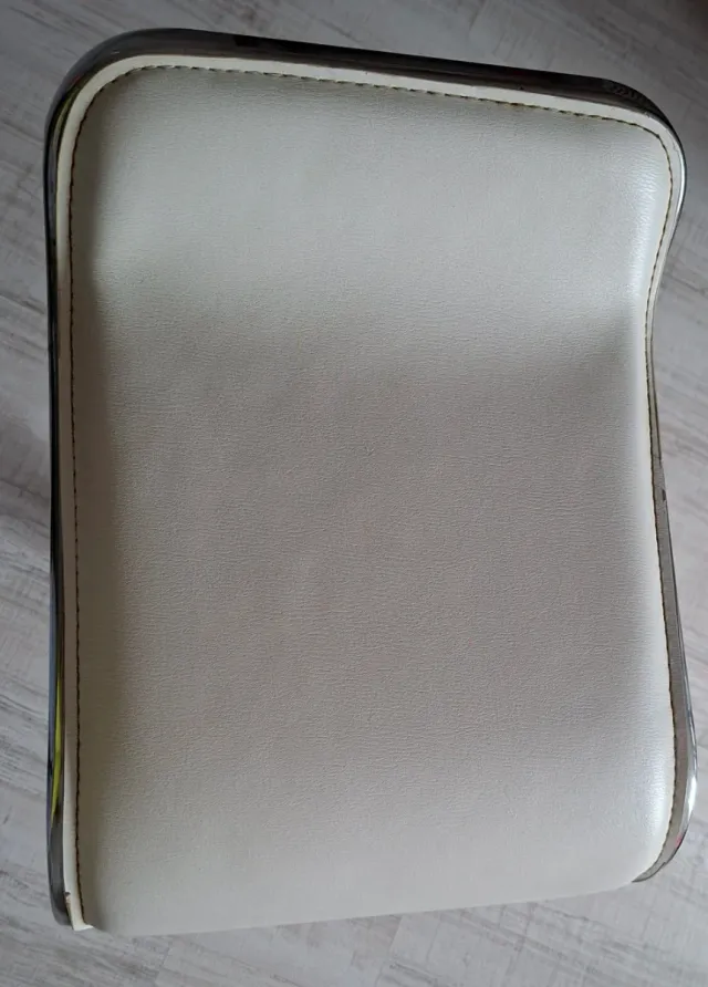 Par de taburetes regulables plateados y blanco