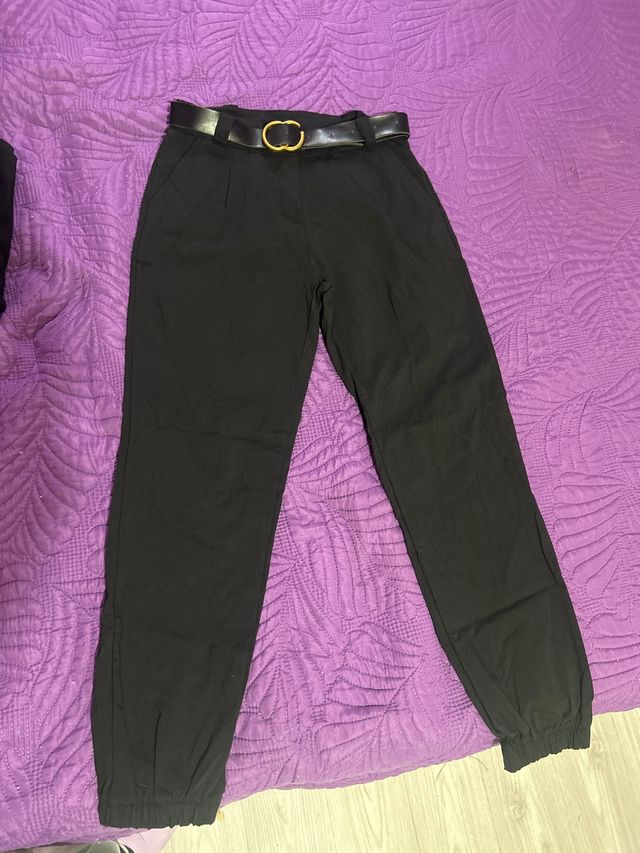 Pantalones negros con cinturón y puño de arreglar