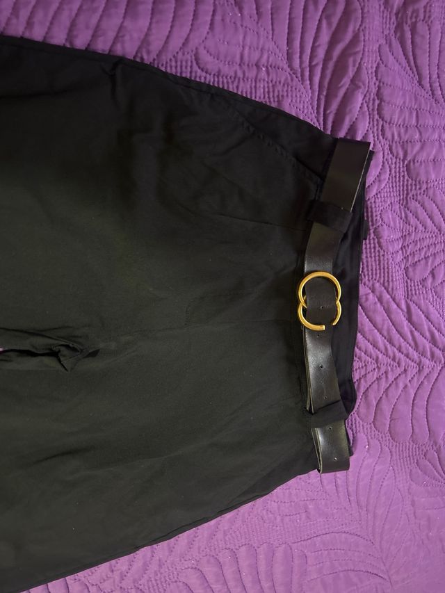 Pantalones negros con cinturón y puño de arreglar