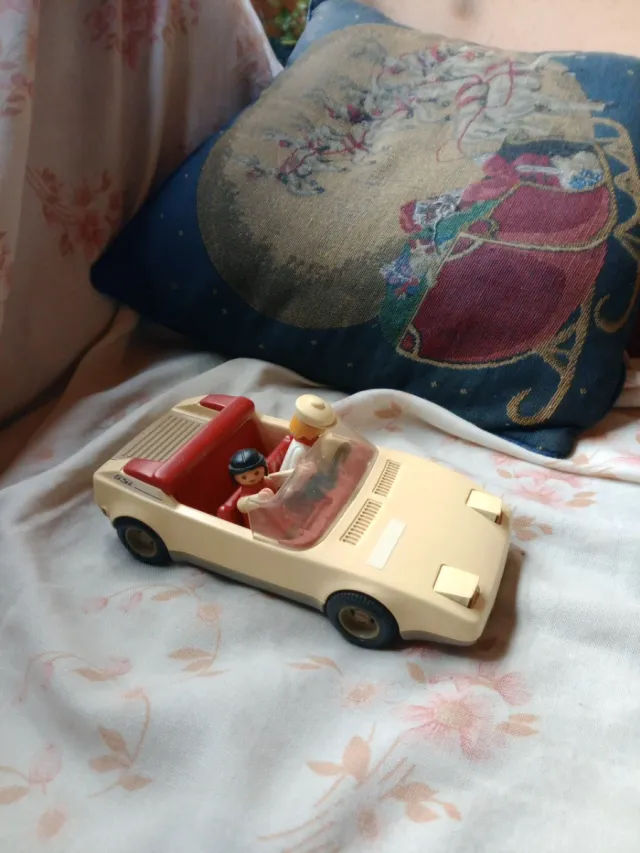 Coche descapotable Playmobil con figuras
