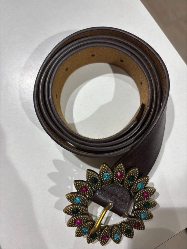 Cinturón marrón con hebilla flor