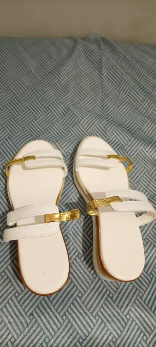 Sandalias blancas y doradas