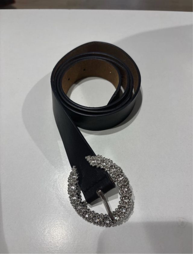 Cinturón negro con hebilla plateada y pedrería