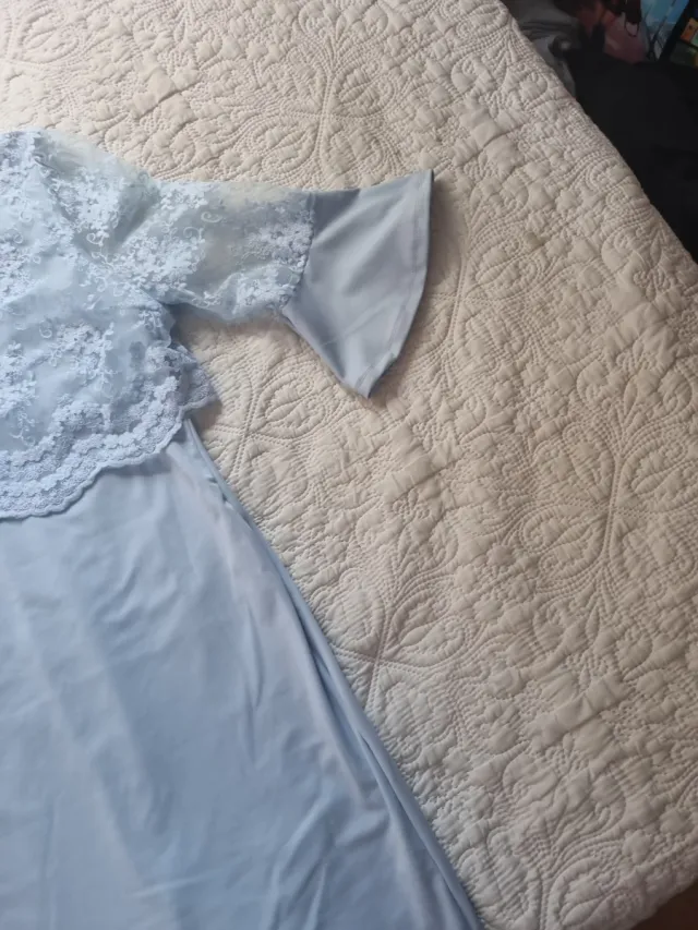 Vestido azul con encaje y manga acampanada