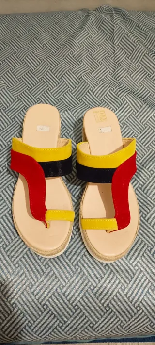 Sandalias cuña rojas y amarillas