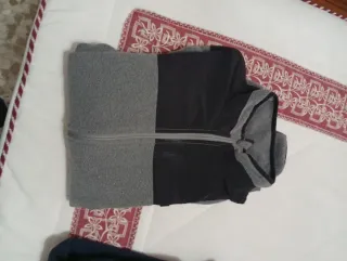 Polar gris y negro con cremallera