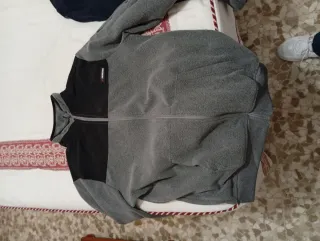 Polar gris y negro con cremallera