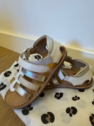 Sandalias niña blancas y plateadas