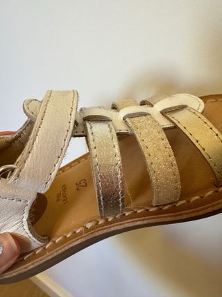 Sandalias niña blancas y plateadas