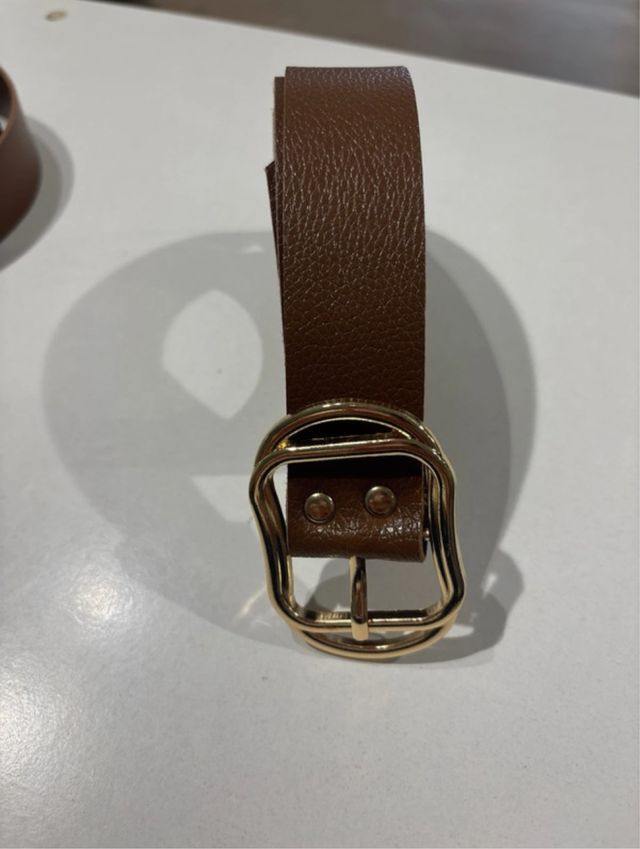 Cinturón marrón con hebilla dorada