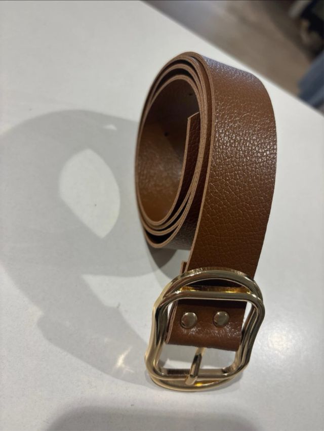 Cinturón marrón con hebilla dorada
