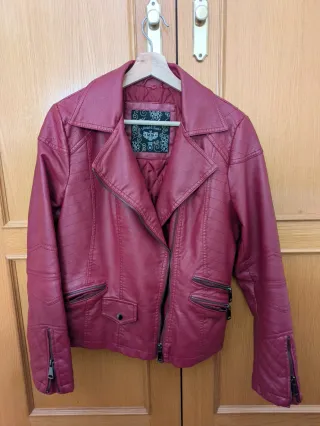 Cazadora efecto piel granate talla M