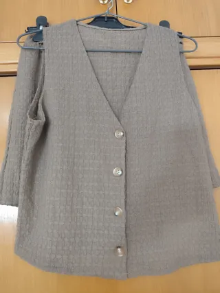 Conjunto chaleco y manga larga