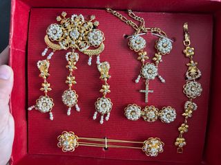 Aderezo de niña con perlas y oro