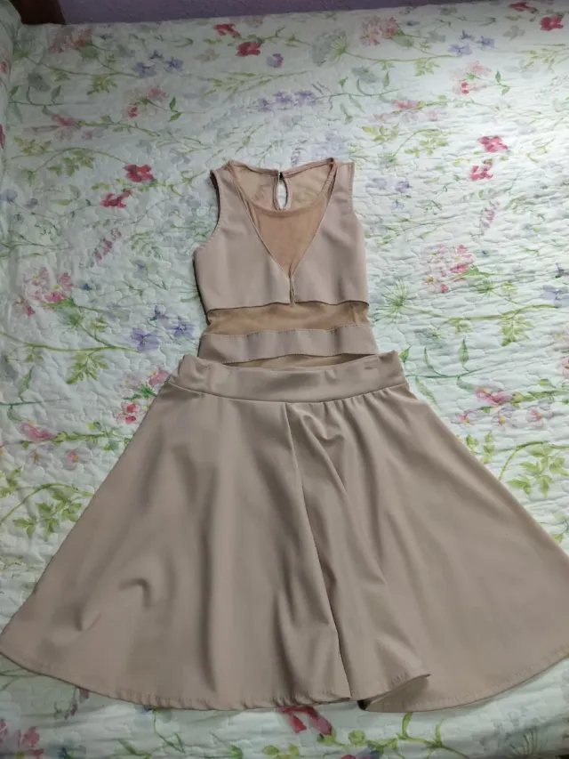 Conjunto mono y falda beige