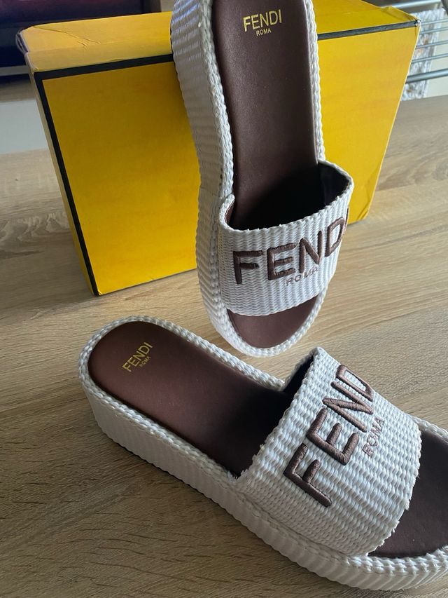 Sandalias Fendi Roma Blancas y Marrones
