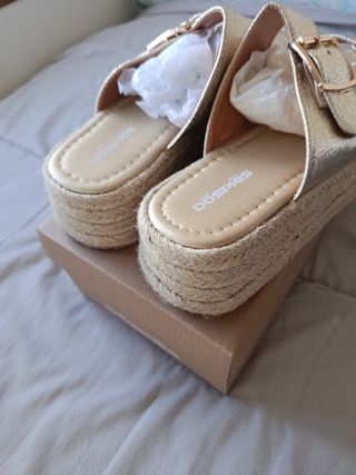 Sandalias doradas con hebillas