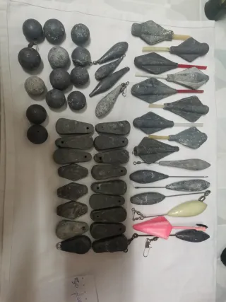 Lote de plomos de pesca variados.